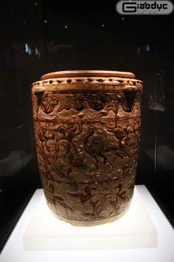 Thạp làm bằng gốm hoa nâu, thời Trần, thể kỷ 13 - 14